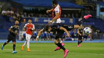 Striker Alexis Sanchez berjibaku dengan pemain Dinamo Zagreb  Ivo Pinto. [Reuters/Matius Childs Livepic]