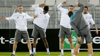 Para pemain Liverpool melakukan sesi latihan sebelum melawan Girondins Bordeaux. Reuters/Regis Duvignau.