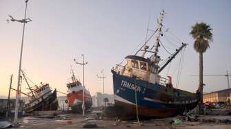 Kapal-kapal yang terbawa gelombang tsunami terdampar di jalanan Kota Coquimbo, sebelah utara Santiago, Chile, usai gempa berkekuatan 8,3 Skala Richter mengguncang negeri tersebut, hari Kamis (17/9). [Reuters/Ivan Alvarado]