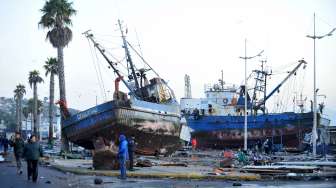 Kapal-kapal yang terbawa gelombang tsunami terdampar di jalanan Kota Coquimbo, sebelah utara Santiago, Chile, usai gempa berkekuatan 8,3 Skala Richter mengguncang negeri tersebut, hari Kamis (17/9). [Reuters/Ivan Alvarado]