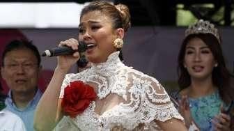 Penyanyi Agnes Monica atau yang akrab disapa Agnez Mo menghadiri perayaan Hari Perdamaian Dunia di Jakarta, Minggu (20/9/2015). [Suara.com/Kurniawan Mas'ud]