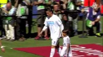 Ronaldo Gandeng Bocah Pengungsi Suriah Masuk ke Lapangan