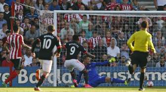 Pemain Manchester United Anthony Martial mencetak gol ke gawang Southampton di Stadion St Mary. [Reuters/Tony O'Brien Livepic]