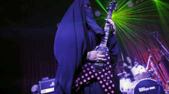 Gitaris Metal Berhijab