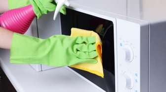 Tips Membersihkan Microwave