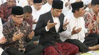 Jeli Banget, Netizen Sebut Unggahan Jokowi Saat Salat Ini Dianggap Salah Kiblat