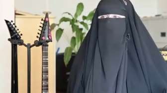 Muslimah Pakai Burqa Ini Gitaris Trash Metal Asal Brazil