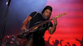 Aksi panggung Robert Trujillo di Festival Musik 'Rock in Rio' di Rio de Janeiro, Brasil.[Reuters/Pilar Olivares]