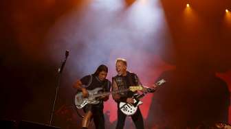 Penampilan James Hetfield dan Robert Trujillo di Festival Musik 'Rock in Rio' di Rio de Janeiro, Brasil.[Reuters/Pilar Olivares]