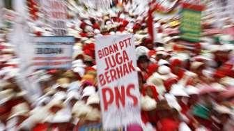 Bidan PTT Tuntut Jadi PNS