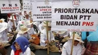 Bidan PTT Tuntut Jadi PNS