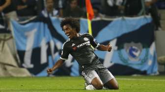 Willian rayakan gol ke gawang Porto (30/9)[Reuters/Rafael Merchante]