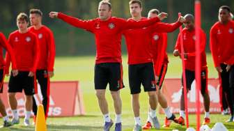 Kapten Manchester United Wayne Rooney melakukan sesi latihan bersama skuatnya.  Reuters / Lee Smith Livepic