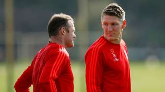 Gelandang Manchester United Bastian Schweinsteiger dan Wayne Rooney di sela sela latihan. Reuters / Lee Smith Livepic