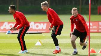 Rooney Absen, Van Gaal Andalkan Schweinsteiger