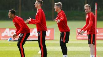 Wayne Rooney dan para pemain Manchester United lainnya sedang melakukan latihan. Reuters / Lee Smith Livepic