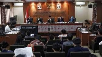 Dewan Kehormatan Penyelenggara Pemilu (DKPP) menggelar sidang kode etik terkait Pilkada Surabaya, di gedung Bawaslu RI, Jakarta, Rabu (30/9/2015). [Suara.com/Kurniawan Mas'ud]