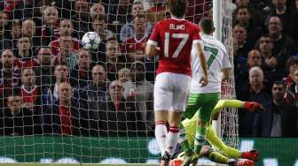 Pemain Wolfburg Daniel Caligiuri menjebol gawang Manchester United (1/10) [Reuters/Andrew Yates]