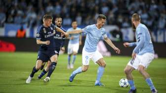 Pemain Madrid Toni Kroos berebut bola dengan pemain Malmo (1/10) [Reuters/Anders Wiklund]