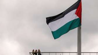 Viral Mahasiswi Kibarkan Bendera Palestina Saat Wisuda di Amerika, Warganet: Aku Memanggilnya Cantik dan Pemberani