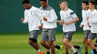 Daniel Sturridge bersama pemain Liverpool lainnya menjalani sesi latihan. Reuters / Andrew Boyers Livepic