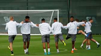 Para pemain Liverpool menjalani sesi latihan sebelum menghadapi Sion.  Reuters / Andrew Boyers Livepic