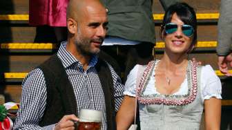 Pelatih Bayern Munich Pep Guardiola bersama istrinya, Cristina hadir di Oktoberfest. Reuters/Michael Dalder.