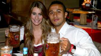 Pemain Bayern Munich Thiago bersama pasangannya, Julia Vigas di Oktoberfest. Reuters/Alexander Hassenstein/Pool