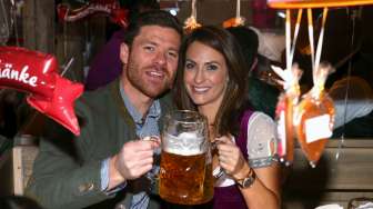 Gelandang Bayern Munich Xabi Alonso bersama dengan pasangannya, Nagore Aramburo. Reuters/Alexander Hassenstein/Pool