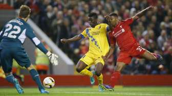 Pemain FC Sion Ebenezer Assifuah menjebol gawang Liverpool (2/10) [Reuters/John Sibley]