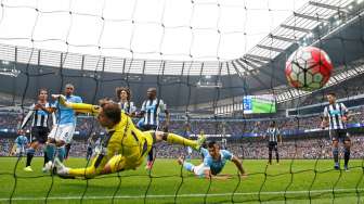 Pemain Manchester City, Sergio Aguero (tengah), saat mencetak gol pertamanya ke gawang Newcastle United, Sabtu (3/10/2015), di Stadion Etihad. [Reuters/Andrew Yates]