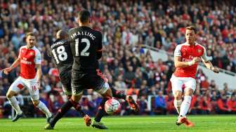 Mesut Ozil mencetak gol kedua Arsenal ke gawang Manchester United. Reuters / Dylan Martinez Livepic