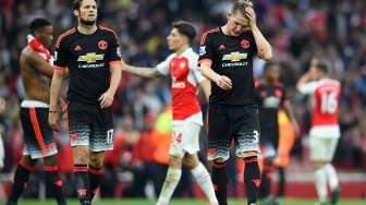 Dua pemain Manchester United Bastian Schweinsteiger dan Daley Blind tampak kecewa setelah dikalahkan Arsenal. Reuters / Dylan Martinez Livepic