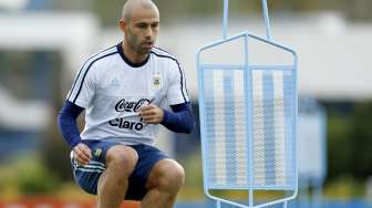 Pemain Argentina Javier Mascherano melakukan pemanasan. Reuters/Enrique Marcarian