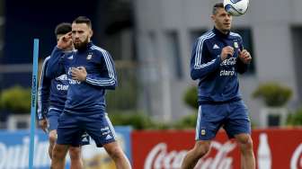 Pemain Argentina Martin Demichelis dan Nicolas Otamendi melakukan sesi latihan. Reuters/Enrique Marcarian