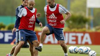 Pemain Argentina Zabaleta dan Mascherano berebut bola saat latihan. Reuters/Enrique Marcarian