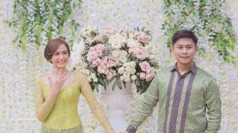 Akad Nikah Nina Zatulini Dilakukan dengan Adat Padang