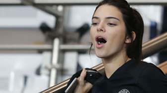 Model Amerika Serikat, Kendall Jenner di Parc des Princes, Senin (5/10). [Reuters/Regis Duvignau]