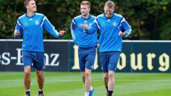 Para pemain Jerman Max Kruse, Marco Reus and Andre Schuerrle melakukan pemanasan. Reuters/Ralph Orlowski