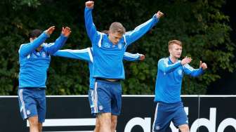 Para pemain Jerman Kevin Volland, Matthias Ginter and Marco Reus menjalani sesi latihan.  Reuters/Ralph Orlowski