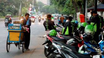 Suasana pangkalan transit atau bayangan ojek berbasis aplikasi di trotoar depan Kampus UI Salemba, Jakarta.