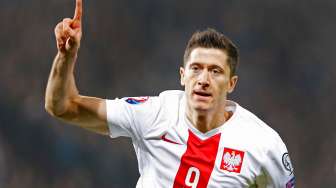 Striker Polandia Robert Lewandowski mencetak gol pertama ke gawang Skotlandia.  Reuters / Russell Cheyne Livepic