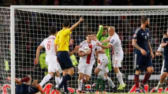 Striker Polandia Robert Lewandowski merayakan gol kedua ke gawang Skotlandia. Reuters / Lee Smith Livepic.