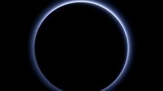 Studi: Di Pluto Langit Berwarna Biru, Air Berkilau Merah