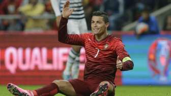 Aksi kapten Portugal Cristiano Ronaldo di laga melawan Denmark pada kualifikasi Euro 2016.[Reuters/Miguel Vidal]