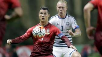 Aksi kapten Portugal Cristiano Ronaldo di laga melawan Denmark pada kualifikasi Euro 2016.[Reuters/Miguel Vidal]