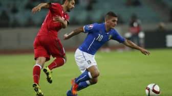 Pemain Italia Marco Verrati (kanan) berebut bola dengan Dmitri Nazarov (11/10) [Reuters/David Mdzinarishvili]