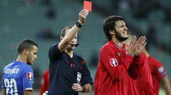 Wasit mengkartu merah pemain Azerbaijan Badavi Huseynov (11/10) [Reuters/David Mdzinarishvili]