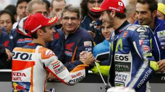 Pebalap MotoGP Honda Dani Pedrosa (kiri) berjabat tangan dengan pebalap Yamaha di Valentino Rossi di Motegi. Reuters/Issei Kato