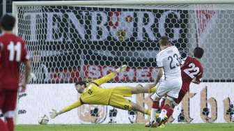 Pemain Jerman Max Kruse menjebol gawang Georgia (12/10) [Reuters/Fabrizio Bensch]